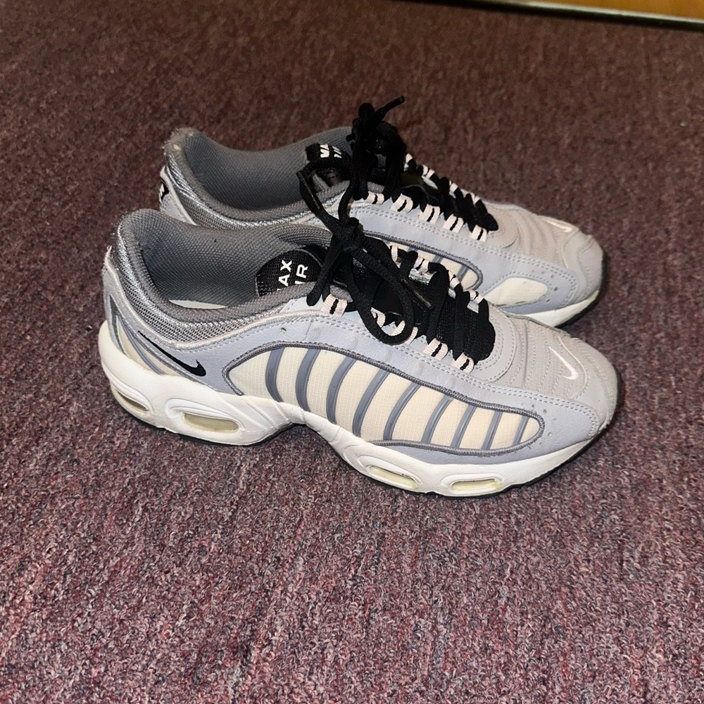 gray nike air max tailwind